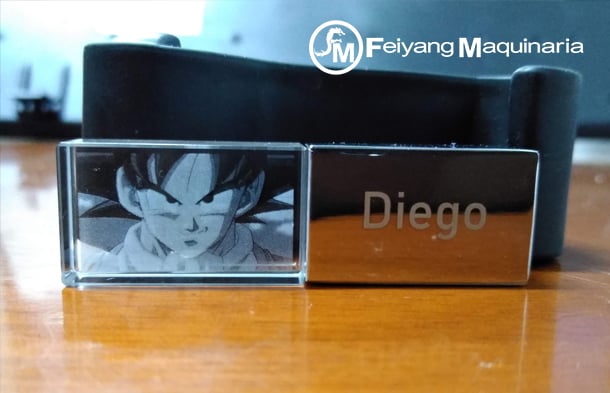 grabado laser de cara de Goku sobre cristal